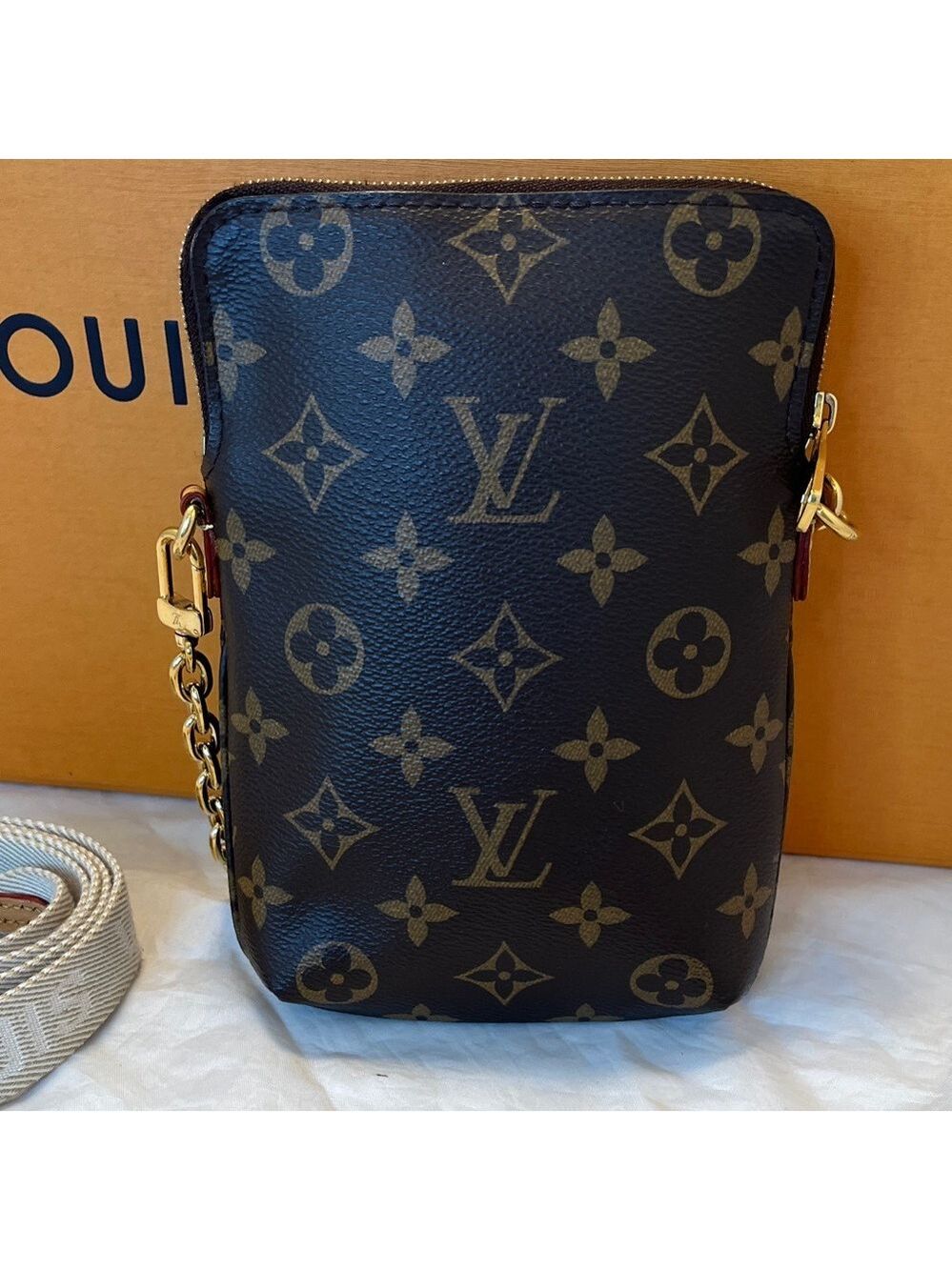 Louis Vuitton Monogram Utility Phone Sleeve Bag - Picture 4 of 16